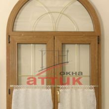 Окно пластиковое ламинированное в золотой внутренней раскладкой