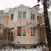 Коттедж с белыми пластиковыми окнами с переплетами 
