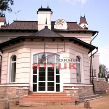 Красивая входная группа: двери и окна от Аттик