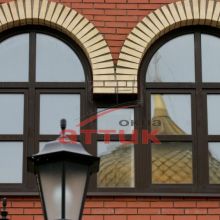 Фрагмент здания с арочными ламинированными окнами 