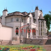 Оригинальные окна различной формы в красивом коттедже