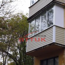 Балкон с ПВХ заполнением боковых створок и раздвижным остеклением Балкон с ПВХ заполнением боковых створок и раздвижным остеклением