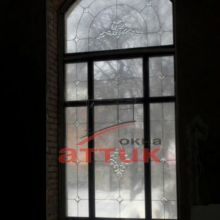 Окно от пола до потолка с витражом в коттедже